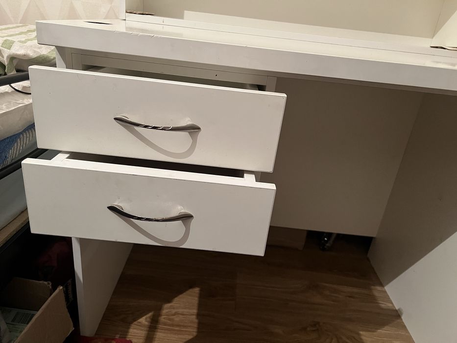 Білий стіл для письма, в офіс, на рецепшн