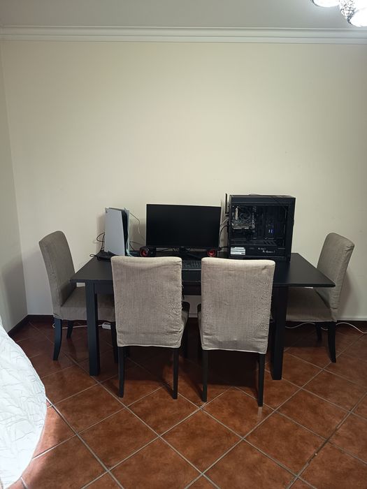 4 cadeiras Bergmund- IKEA  + mesa de sala extensível *A mesa*
220x84 se for com as duas extensões 
Se for sem é 140x84
 Cada extensao tem 40x84