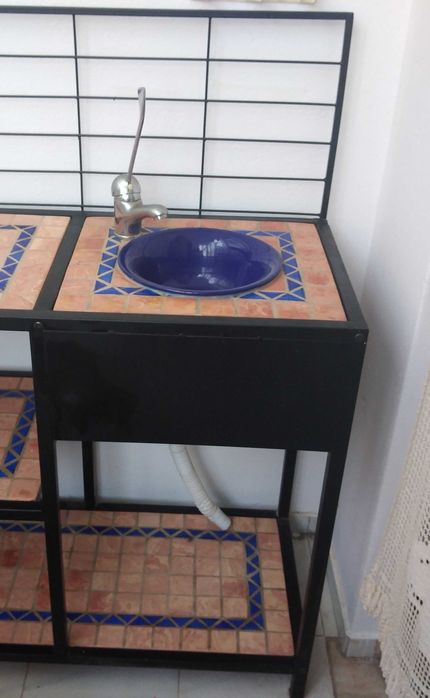 Móvel com lavatório para sala de massagens.