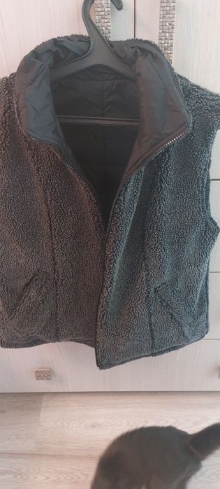 Продам теплую жилетку