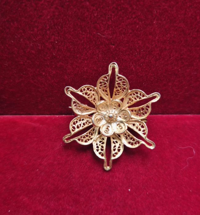 Broche em prata dourada