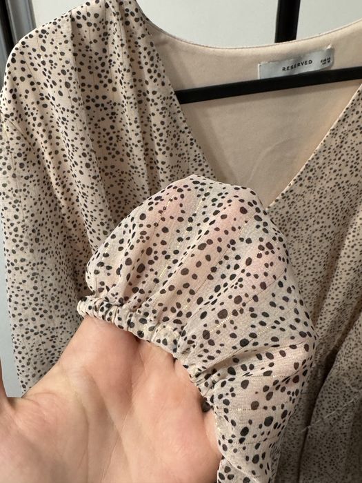 Beżowa sukienka z czarnymi kropkami i złotymi nitkami Reserved 44