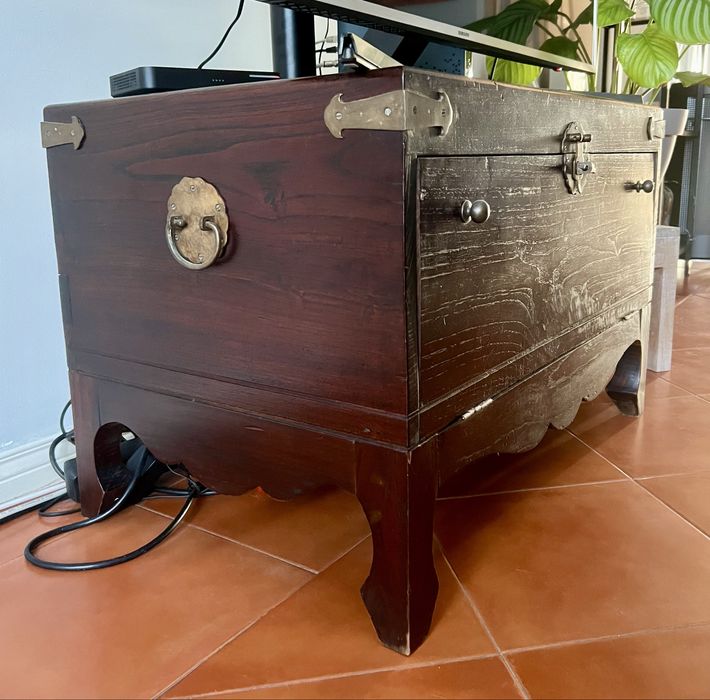Arca / Baú de madeira com ferragens em metal