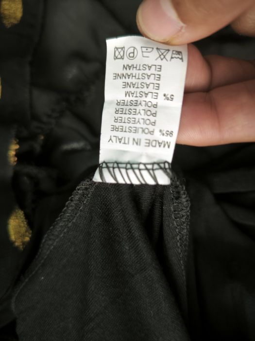 Vestido preto e dourado festivo