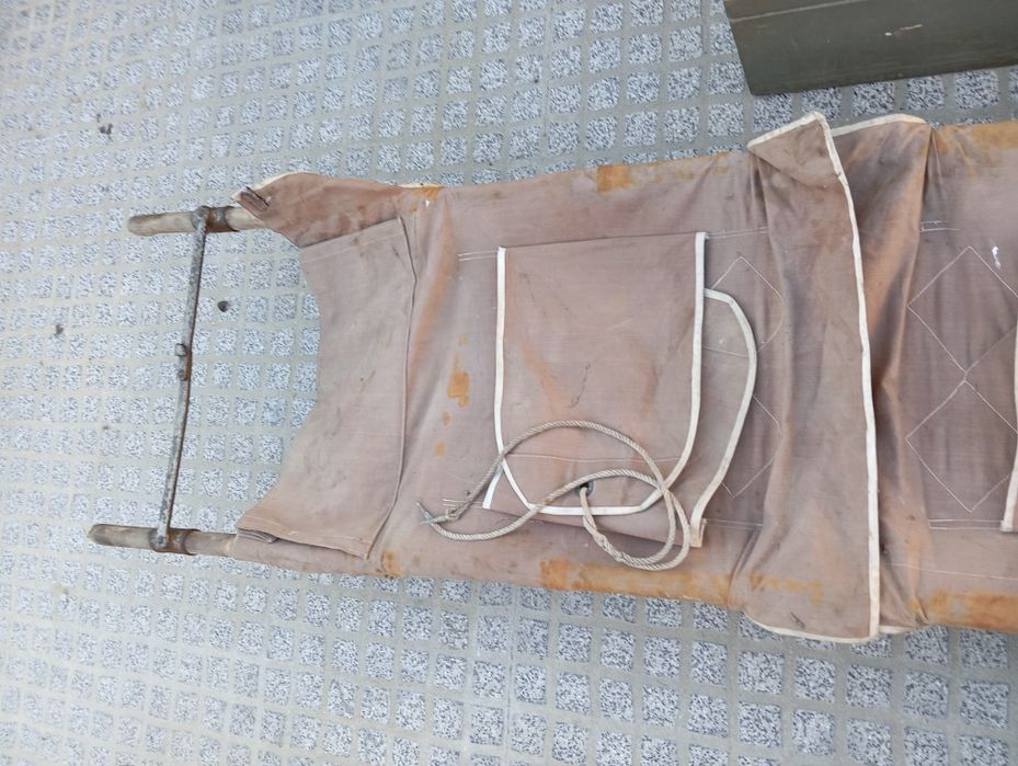 Maca do exercito antiga e caixa explosivos