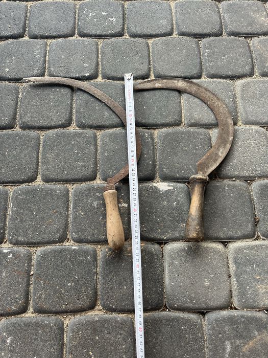 Ręczne sierpy rolnicze.