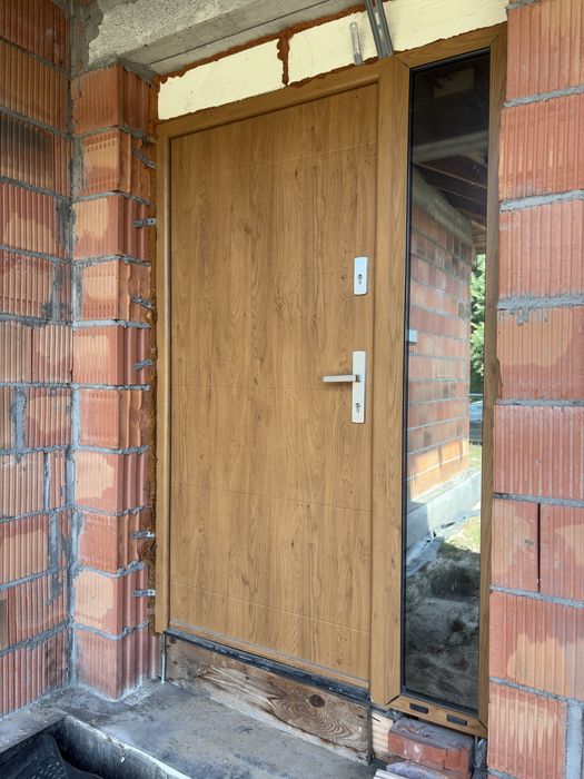 Drzwi zewnetrzne WIKĘD 90cm+naświetle 35cm. System 1 klucza. Złoty dąb