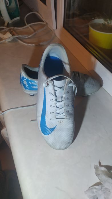 Продаю класні футбольні бутси Nike Mercurial. Ідеальний варіант для тих, хто цінує легкість та швидкість на полі.