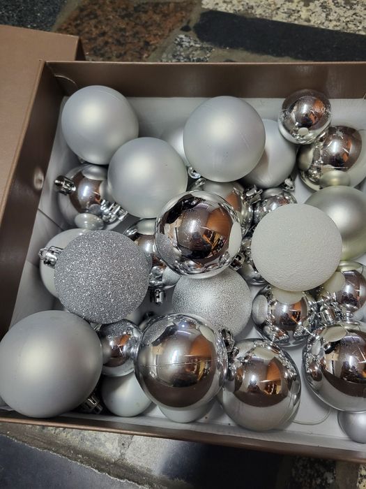 Srebrne bąbki i choineczki