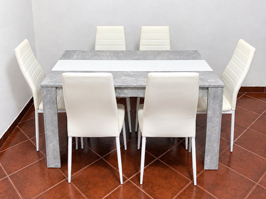 Mesa com 6 cadeiras