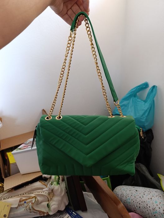 Mala verde com alça dourada