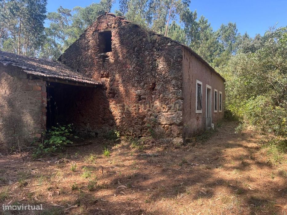Moradia Térrea para Recuperar com Terreno de aproximadamente 1.600 m²