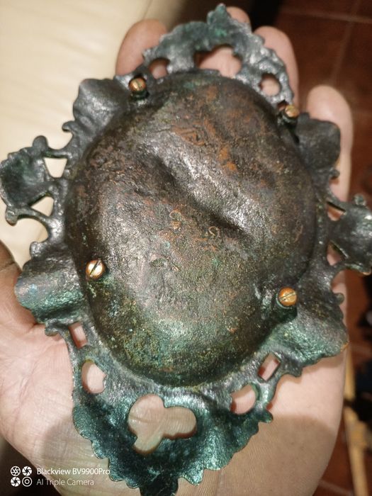 É um cinzeiro pequeno mas cheio de histórias muito lindo e maravilhoso