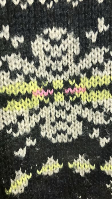 Camisola de malha preta com padrão multicolor