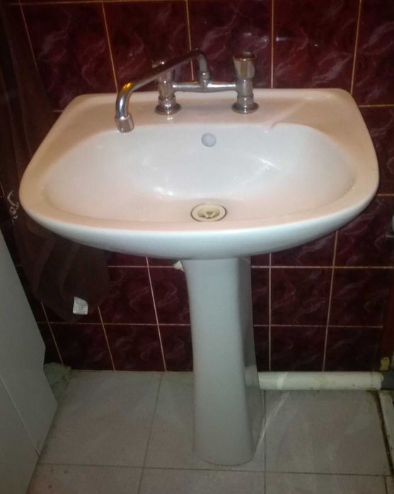 Umywalka z nogą i z baterią
