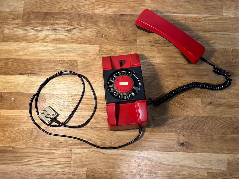 Zabytkowy telefon stacjonarny z PRL-u TELKOM RWT BRATEK A-272 T9/J-262-088 PRL czerwony