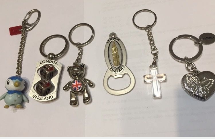 Conjunto de porta-chaves com vários designs. Inclui diferentes modelos.