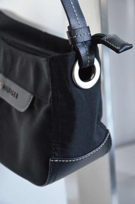 torebka na ramię Tommy Hilfiger czarna mała