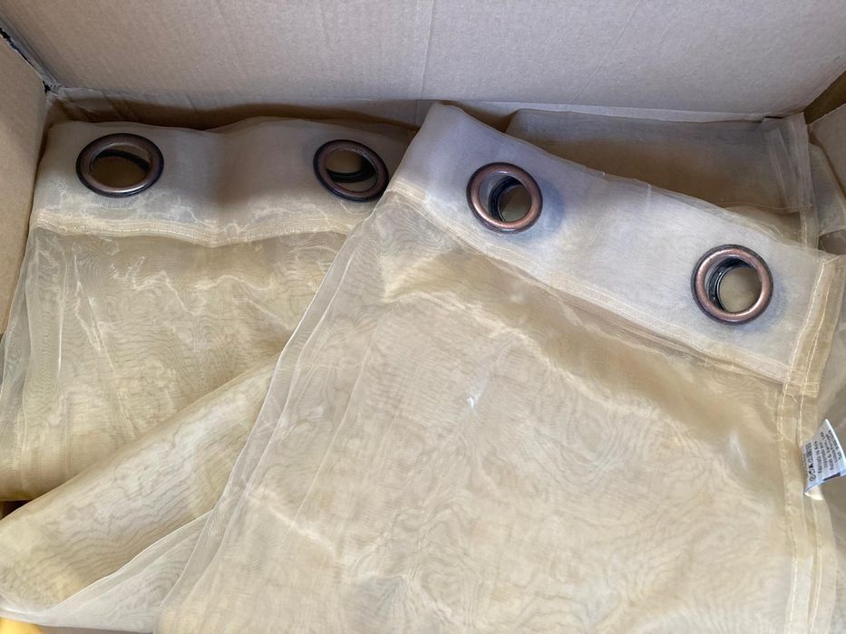 Cortinas com transparência em tons cremes
