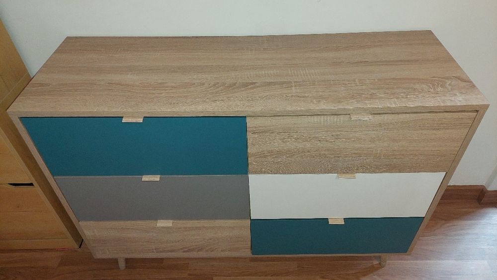 Cômoda com acabamento em madeira e gavetas coloridas  120cm