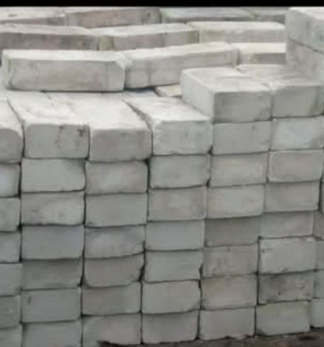 Cegła biała duża ilość pozostałość po budowie -okolice Piątnicy