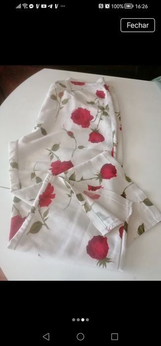 Calça capri, rosas vermelhas, folhas verdes