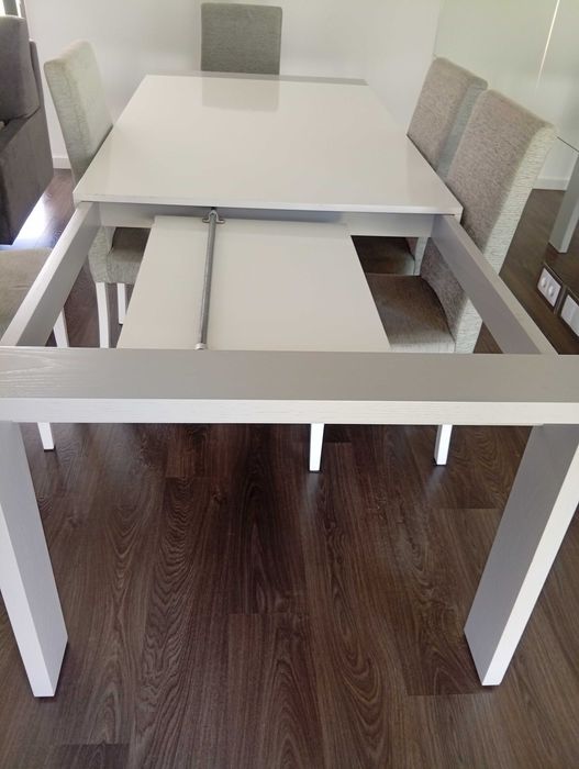 Mesa de sala com 6 cadeiras