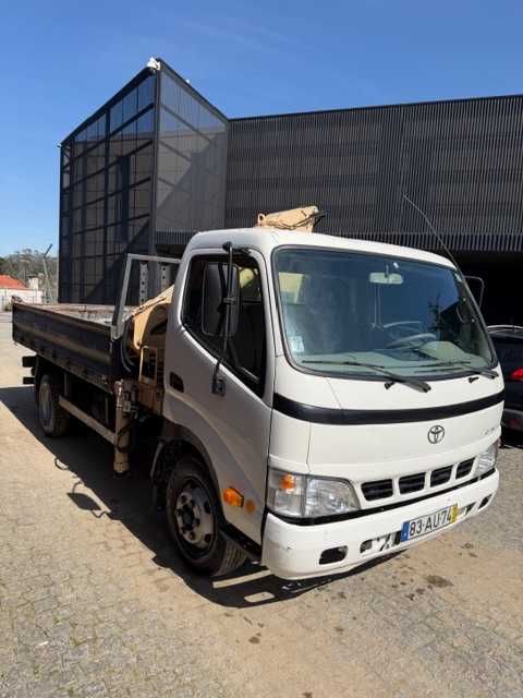Toyota dyna tribasculante com grua
