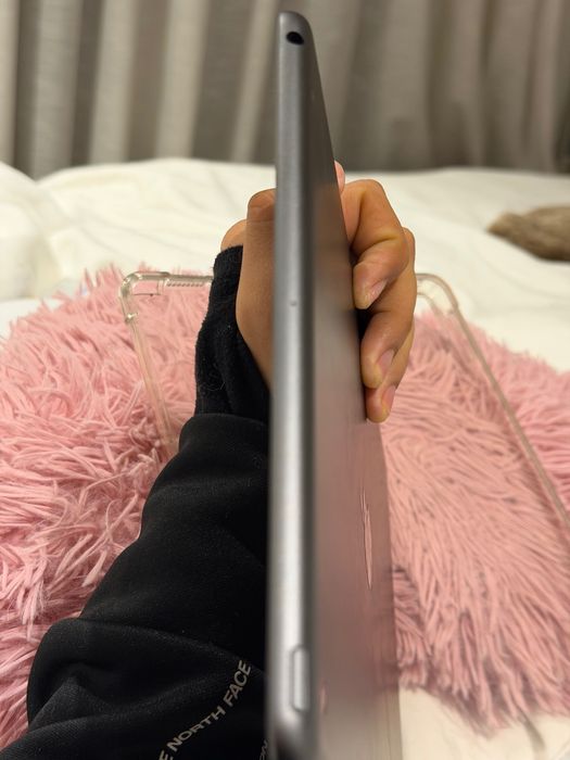 Apple - iPad 9ª Geração APPLE - 10.2'' - 64 GB - Wi-Fi - Cinzento)