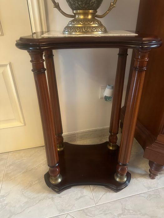 Mesa de apoio com tampo em mármore em Nogueira