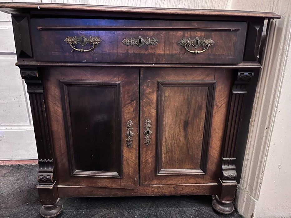 Szafka eklektyczna, ciemne drewno – koniec XIX, początek XX wieku
