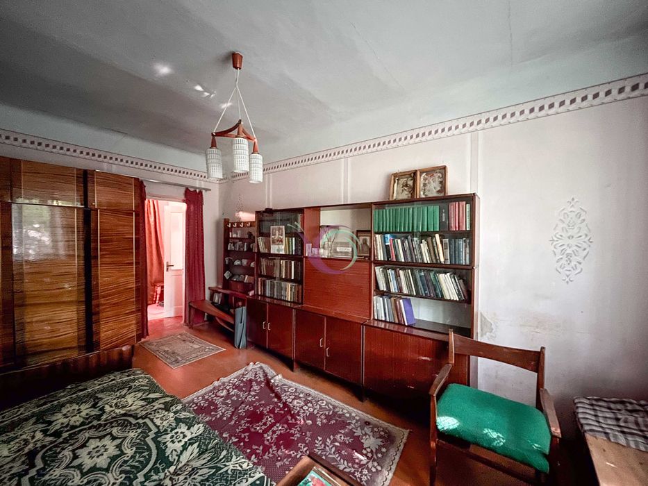 Продається окремостоячий будинок  з садом та гаражем на території.