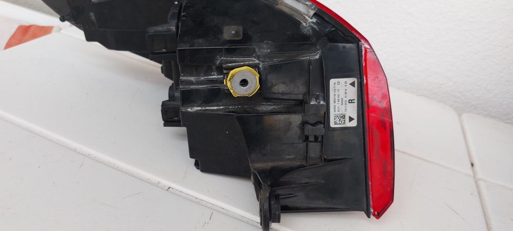 Bmw serie 1 f40 farol traseiro direito com defeito