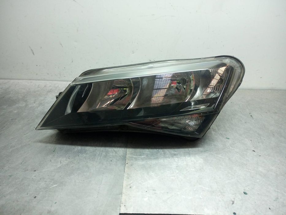Farol Esquerdo Skoda Superb Berlina 3V3