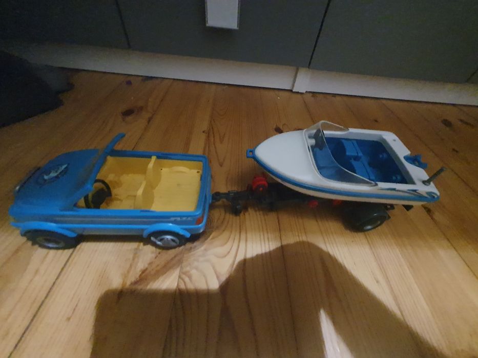 Play mobile samochód z łódką
