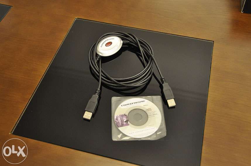 Cabo de ligação USB-USB para transferir ficheiros.