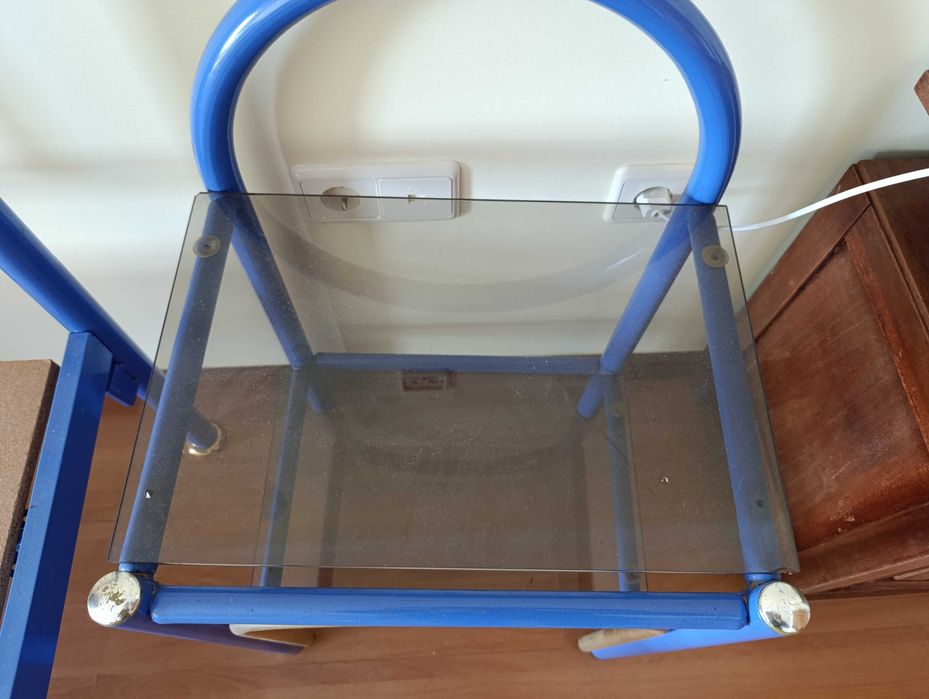 Cama solteiro azul e mesa de cabeceira
