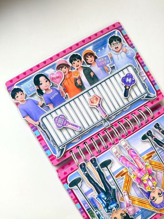 Huntrix, k-pop demon hunters - książka na rzepy dla fanów