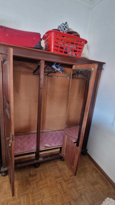 Roupeiro antigo em madeira maciça