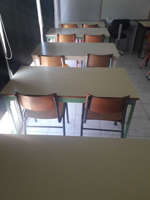 Mesas, cadeiras, cacifos e Quadros