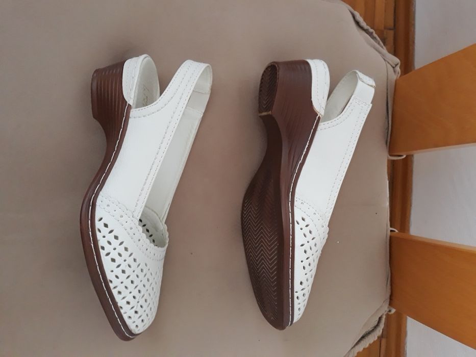 Buty białe na pasek