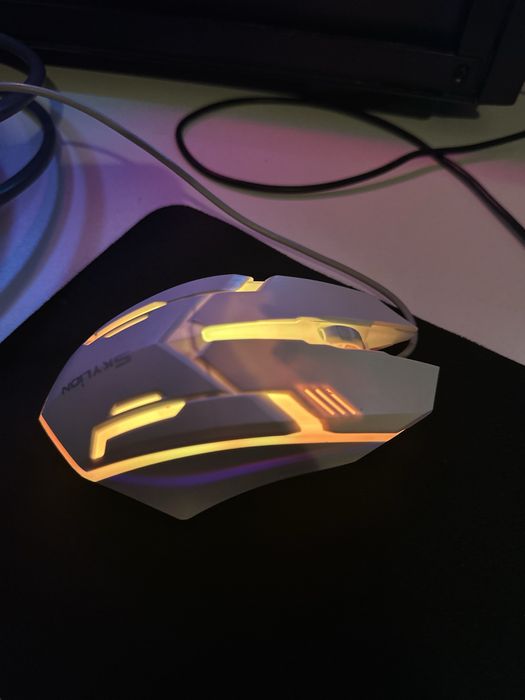 Клавіатура хороша , білого кольору