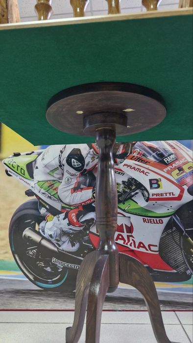 Шаховий стіл з фігурами (шахи, шахматы).