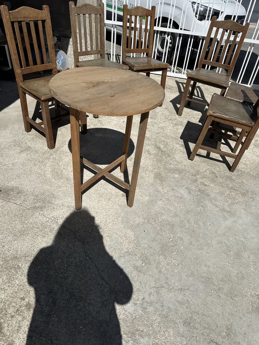 Vendo 6 cadeiras em madeira e mesa pequena