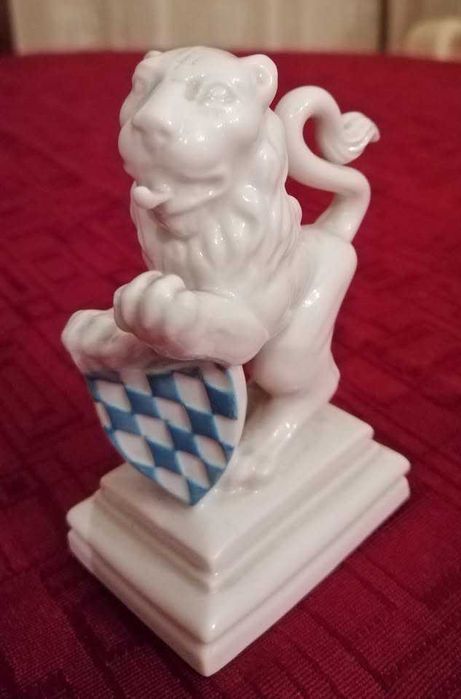 Estatueta porcelana alemã Nymphenburg  "Leão c/escudo"