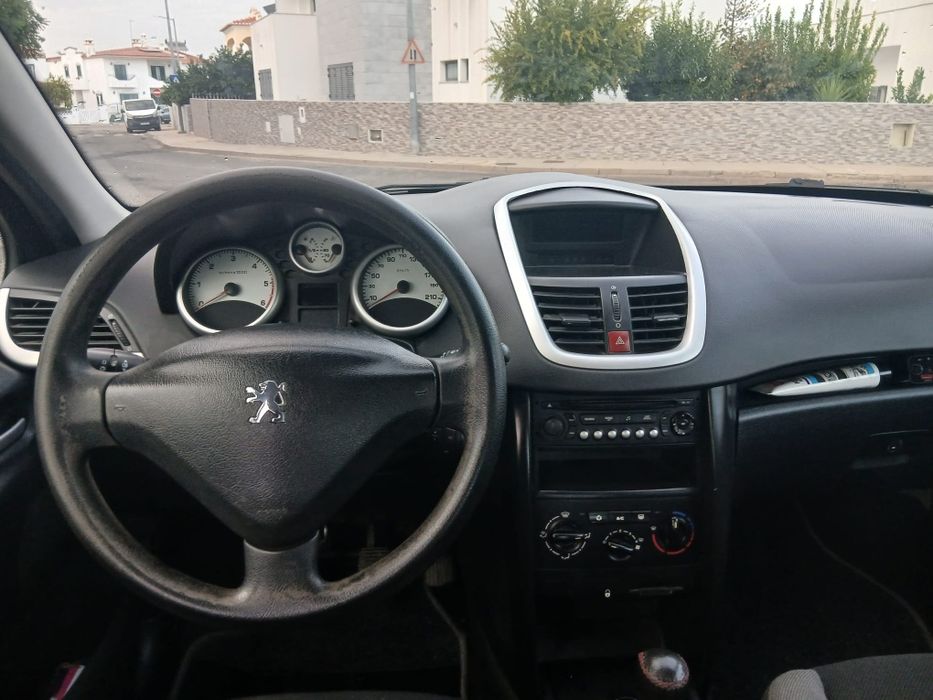 Peugeot 207 1.4 HDi Diesel, económico e em bom estado foto 5