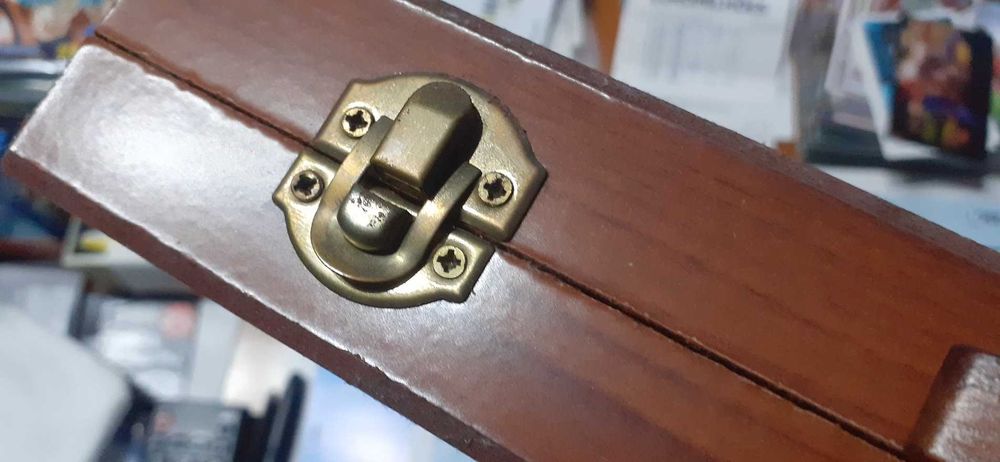 Mala madeira com material diverso