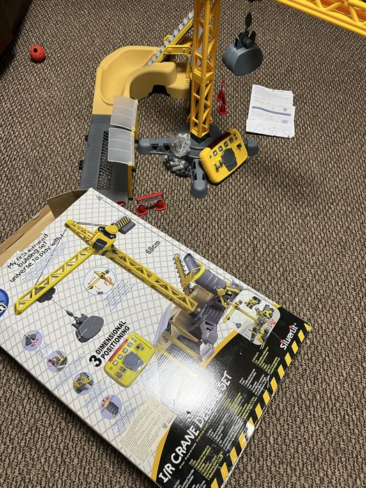 Підйомний кран на пульті будівельний