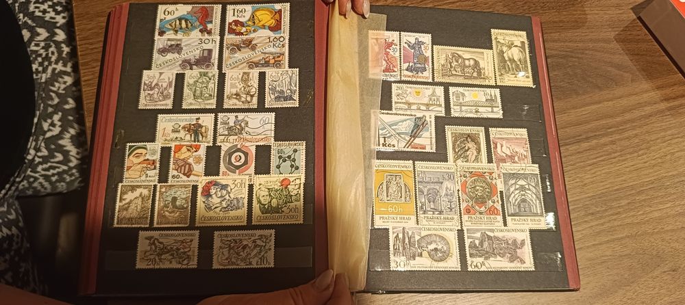 Zabytkowy klaser ze znaczkami