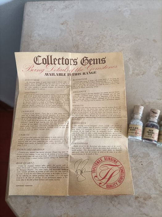 Coleção de pedras semi preciosas em pequenos frascos com certificado